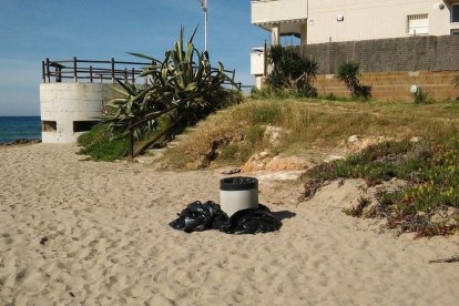 Una de les papereres de la platja que acumula bosses.