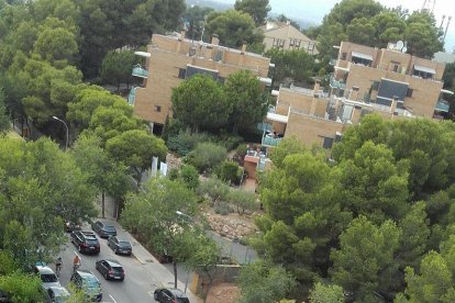 La calle Pompeu Fabra colapsada de vehículos, este lunes.