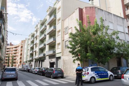 Una patrulla de policia local segueix vigilant la zona les 24 hores.