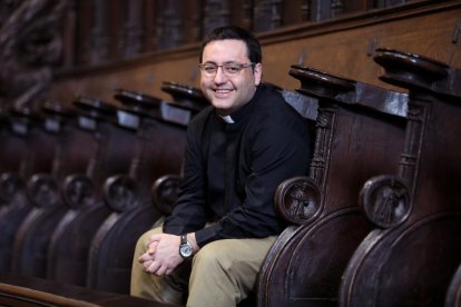 El Mn. Víctor Mosquera a l'interior de la Catedral de Tarragona.