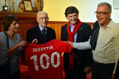 Fotografia publicada per l'Ajuntament de Tarragona de Sebastià Comas i una familiar, juntament amb el president del Nàstic i l'alcalde de Tarragona.