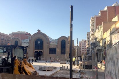 Les obres a la plaça continuen avançant.