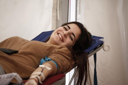 Una chica donando sangre en una imagen de archivo.