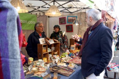 Imagen del número 2 de Cs, Carlos Carrizosa, saludando a unos feriantes en Sant Boi de Llobregat.