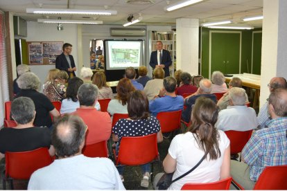 Imatge de la reunió mantinguda entre l'alcalde de Reus, Carles Pellicer, el regidor d'urbanisme, Marc Arza i els veïns del barri Niloga.