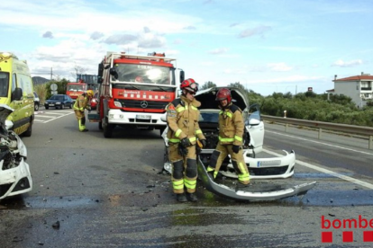 Los Bomberos trabajando en el lugar de los hechos, que han tenido lugar en la N-420 en dirección a Falset.