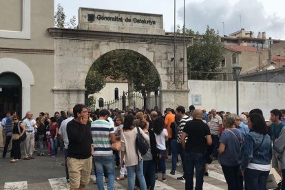 Imágenes de colas de gente para votar en la Escuela Oficial de Idiomas de Tarragona.