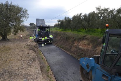 Imagen de los trabajos de reposición llevados a cabo en varios tramos estropeados del camino del Roquís.