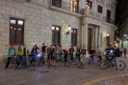 Participants al punt de trobada a la plaça del Mercadal.