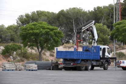 L'empresa encarregada del muntatge va començar a fer-lo durant la tarda d'ahir.