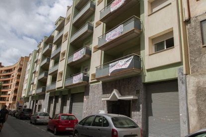 Los balcones muestran carteles reivindicativos estos días.