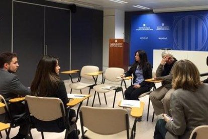 Videconferència celebrada a la delegació de la Generalitat a Brussel·les amb l'equip del representant permanent, Amadeu Altafaj, i el del conseller d'Afers Exteriors, Raül Romeva.