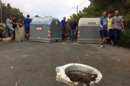 ELs vecinos han cogido todo lo que han encontrado para montar la barricada.