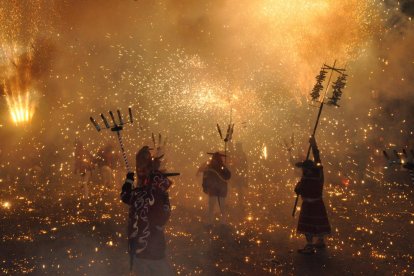 Imatges d'arxiu del Ball de Diables de Torredembarra en la Carretillada de Santa Rosalia 2016.