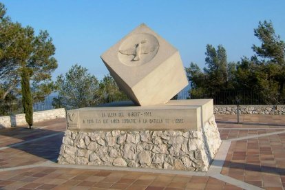 Monument a la Lleva del Biberó a la Serra de Pàndols.