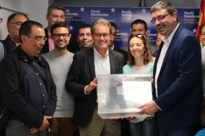 Mas, amb una urna i membres del partit de Montblanc.