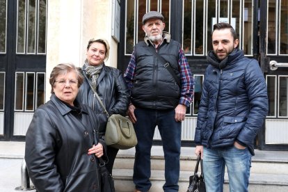 Remei Rull, a la dreta, amb la resta d'afectats i denunciants, ahir a l'entrada del Palau de Justícia.