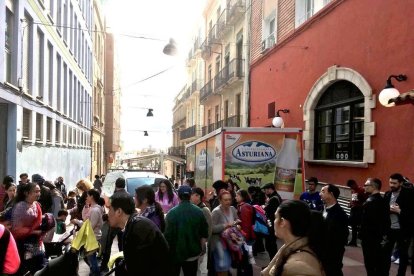 Imagen de padres y madres esperando en la salida del centro el pasado 5 de abril.