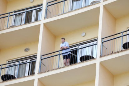 Un turista contempla el mar, el darrer dia que l'hotel va obrir les seves portes, el passat 21 de maig.