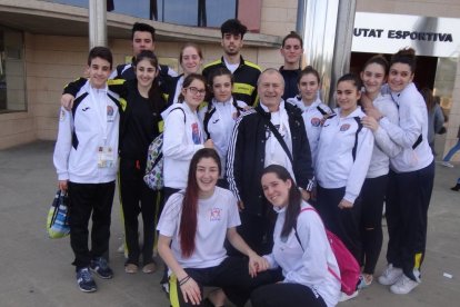 Fotografía de familia de los deportistas del Gimnàs Damián de Reus.