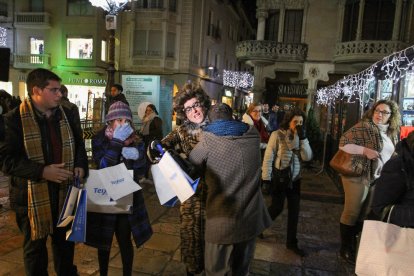 Una de les escenes de la representació en plena plaça Mercadal i davant la mirada dels vianants.