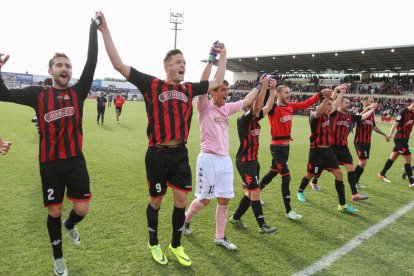 El punta rojinegro Edgar Hernández, al lado de Alberto Benito y de la mano del arquero Edgar Badia, en el centro, celebrando una victoria.