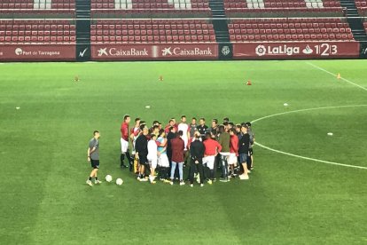 Reunión en el centro del campo entre los jugadores del Nàstic y el personal del club en el momento de la suspensión.