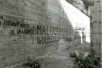 Imatge de les parets del Teatre Romà, l'any 1977, quan els instigadors de la campanya rebien amenaces de mort.