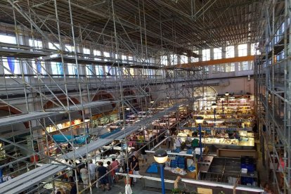 La estructura que se ha instalado en el interior del mercado.