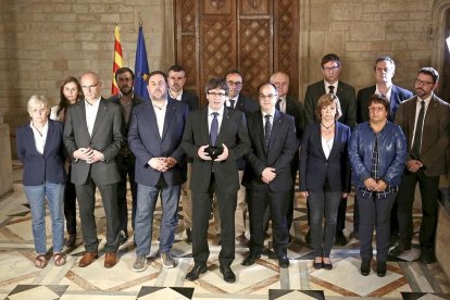 El presidente Puigdemont, acompañado por el gobierno catalán al completo.