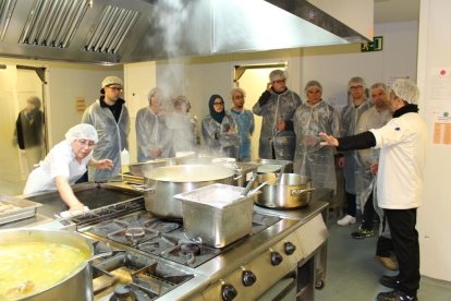 Imagen de la visita de los alumnos de la Fundación Onada a la cocina del Juan XXIII.