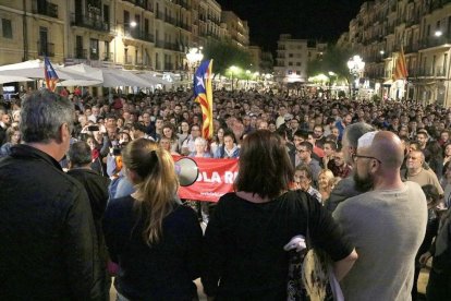 La plaza de la Fuente en plena reivindicación del 1-O. En primer plano, de espaldas, concejales y representados políticos.