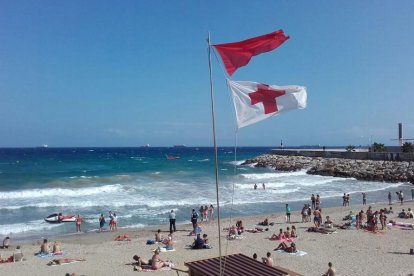 La bandera roja que prohíbe el baño en la playa del Miracle.