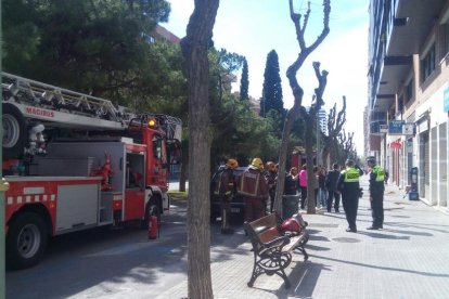 Els Bombers, la Guàrdia Urbana i l'ambulància han acudit al lloc dels fets.