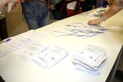 Imagen del recuento de votos a un cl·legi electoral.