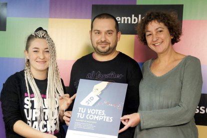 Maria Morante, portaveu dels CDR; Jordi Peiró, membre del Secretariat Nacional de l'ANC, i la número 4 de la CUP per Barcelona, Maria Ballester, presenten la campanya 'Tu votes, tu comptes'