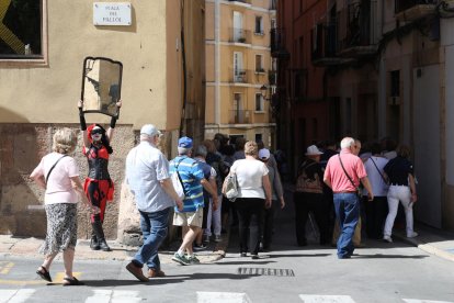 Muchos peatones han visto con sorpresa la presencia de un arlequín con un espejo en la plaza Pallol.