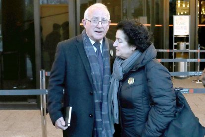 Los padres de Clara Zapater en el momento de acceder a en la sala donde se hace la vista.