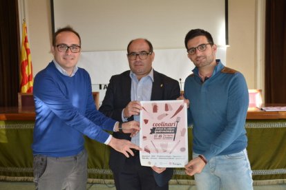 Els promotors de la iniciativa Josep Maria Figueras, a l'esquerra, Àlex González, a la dreta, i el regidor Josep Maria Prats, durant la presentació d'aquest dimarts.