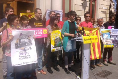 Un momento de la rueda de prensa que ha realizado a la CUP una vez acabado el Pleno Municipal.