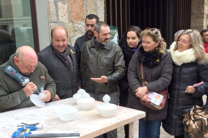 Miembros de la candidatura de JuntsxCatalunya han visitado este viernes la feria de Sarral.