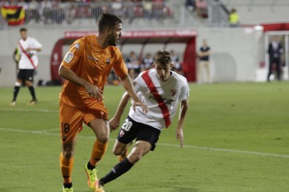 Atienza levanta la cabeza para hacer un pase delante de la presión de un rival, en el segundo partido del cordobés en esta temporada.