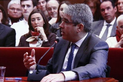 Plano medio corto, a través de pantalla, del exconseller Francesc Homs declarando como testimonio en la tercera sesión del juicio del 9-N, el 8 de febrero del 2016.