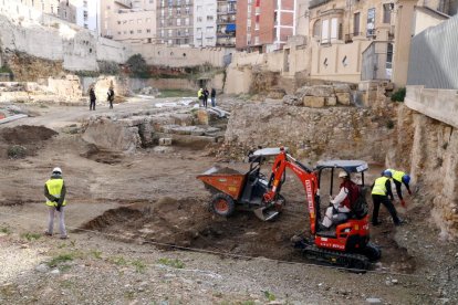 Operaris i maquinària treballant en la recuperació de les restes del teatre romà.