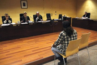 L'acusat davant el tribunal de l'Audiència de Girona.