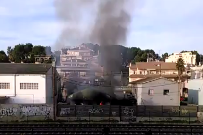 L'incendi ha provocat una densa columna de fum visible des de diverses parts del municipi.