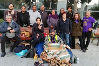 Jorge Fernández haciendo huelga de hambre delante del Ayuntamiento de Cambrils.