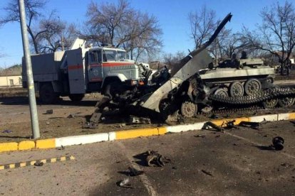 Un tanque destruido por los combates en la guerra de Ucrania.