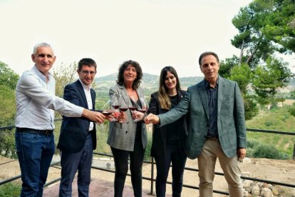 Teresa Jordà, junto a la directora del INCAVI, Alba Balcells, el director del IRTA, Josep Usall, el rector de la URV y presidente del VITEC, Josep Pallarès.