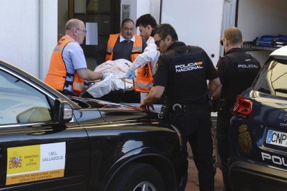 Momento en que retiran el cadáver de la mujer asesinada en Valladolid.